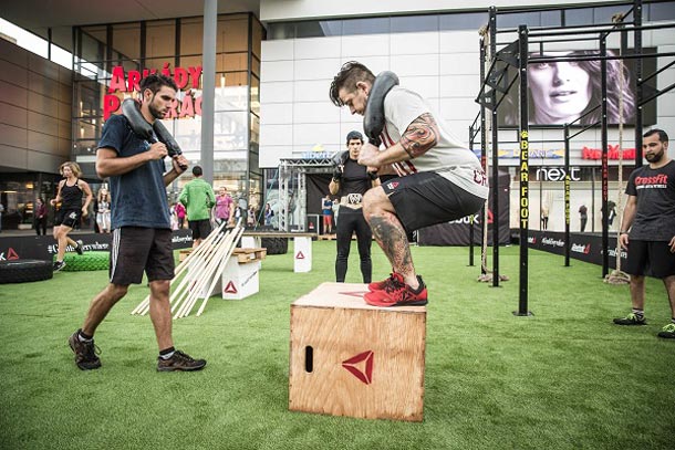 Značka Reebok připravila v rámci unikátního projektu The Gym Is Everywhere 40 tréninkových spotů přímo v ulicích české metropole