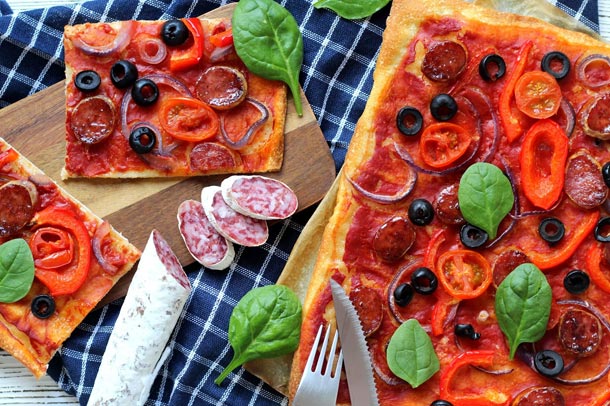 Recept: Pizza s fuetem, červenou cibulí a olivami Recept: Pizza s fuetem, červenou cibulí a olivami