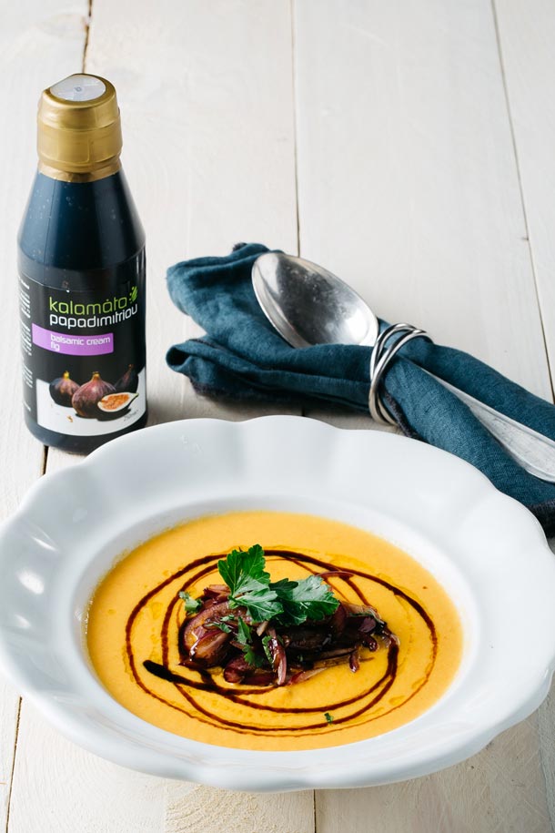 Recept: Mrkvový krém se zázvorem, koriandrem a červenou cibulkou restovanou s fíkovým balzamikovým krémem Kalamáta Papadimitriou