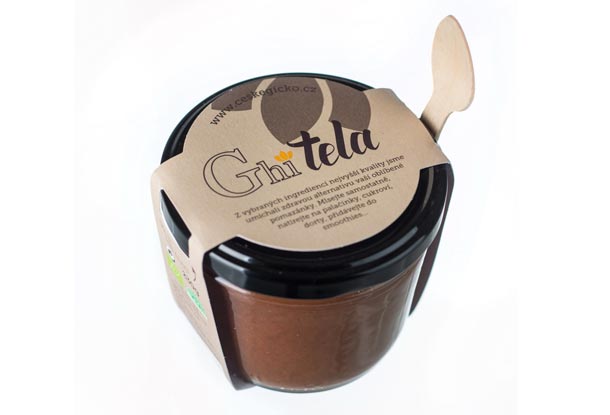 Ghítela je luxusní alternativa oblíbené pomazánky. Tahle nugátová dobrota, složená pouze z arašídů, medu, kakaa a ghí se rozhodně jako náhražka cítit nemusí, naopak! Všechny suroviny jsou smíchány v ideálním poměru, vše v BIO kvalitě. Cena: 158 Kč/ 230 g www.ceskeghicko.cz Ghítela je luxusní alternativa oblíbené pomazánky. Tahle nugátová dobrota, složená pouze z arašídů, medu, kakaa a ghí se rozhodně jako náhražka cítit nemusí, naopak! Všechny suroviny jsou smíchány v ideálním poměru, vše v BIO kvalitě. Cena: 158 Kč/ 230 g www.ceskeghicko.cz