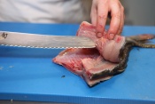 Filet vyřízneme včetně kostí