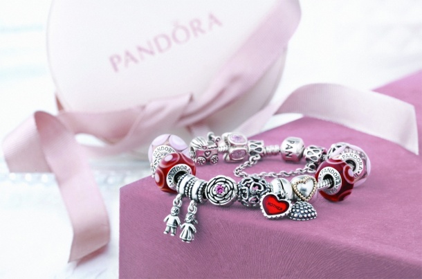 šperky PANDORA představují v tomto čase nový začátek v podobě setu prvního náramku PANDORA