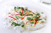 Marinovaná bůvolí mozzarella v kysané smetaně s citrónem a čerstvou majoránkou 