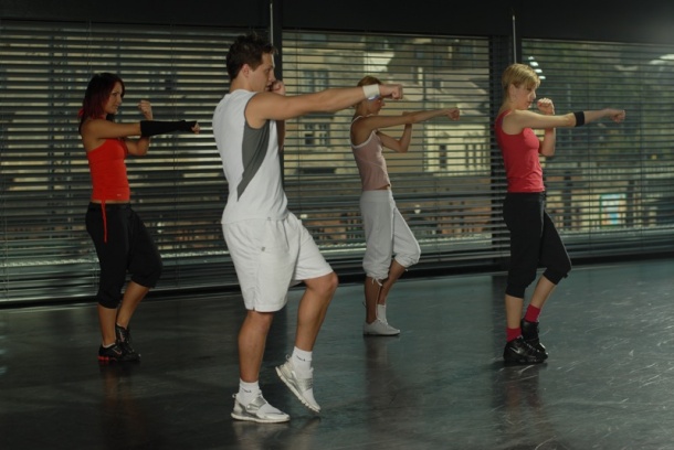 cvik v kardio části Get In Shape, celá tato část se skládá z úderů, kopů a dalších technik z kickboxu a díky těmto cvikům ideálně zahřejeme celé tělo 